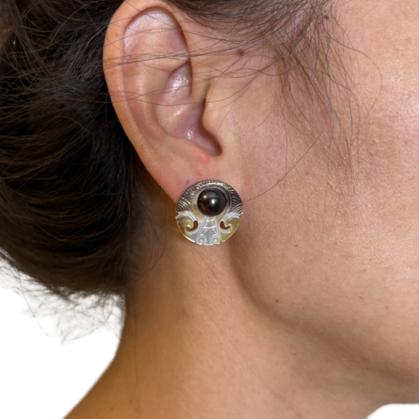 Boucles d’oreilles puces nacre & perle de Tahiti