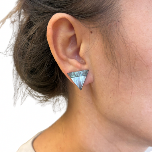 Boucles d’oreilles puces en nacre de Tahiti