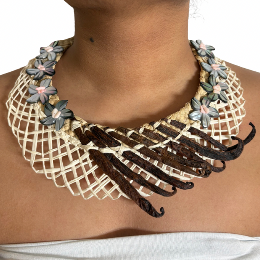 Collier artisanal – Vanille & Nacre
