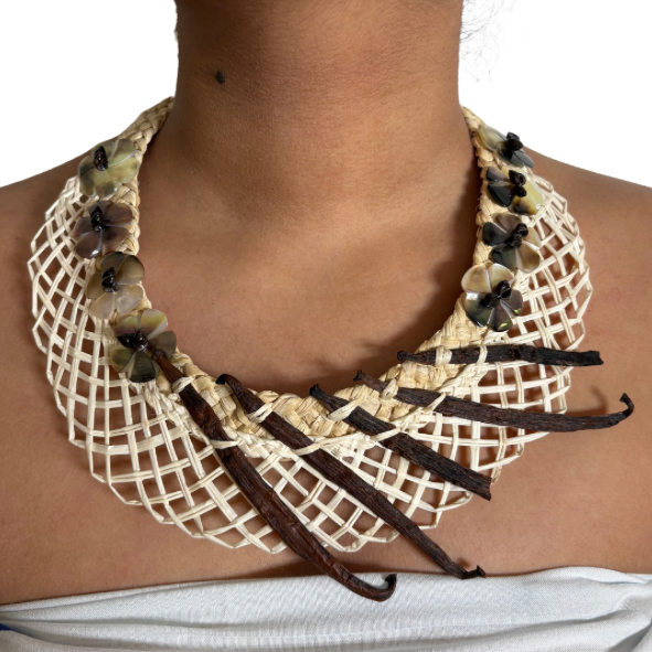 Collier artisanal – Vanille & Nacre