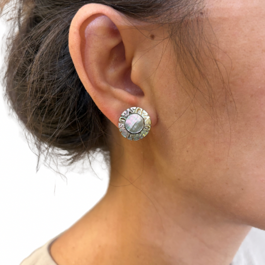 Boucles d’oreilles puces en nacre de Tahiti