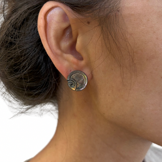 Boucles d’oreilles puces en nacre de Tahiti