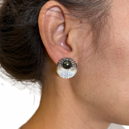Boucles d’oreilles puces nacre & perle de Tahiti