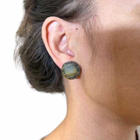 Boucles d’oreilles puces en nacre de Tahiti