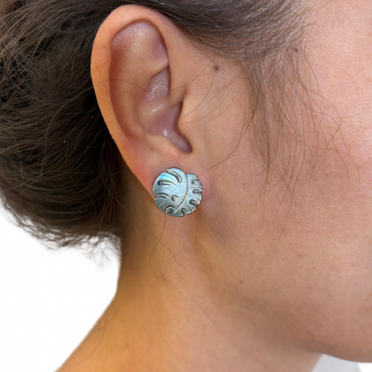 Boucles d’oreilles puces en nacre de Tahiti