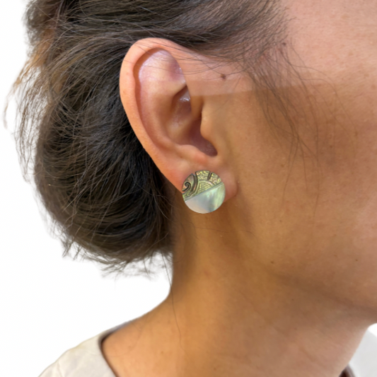 Boucles d’oreilles puces en nacre de Tahiti
