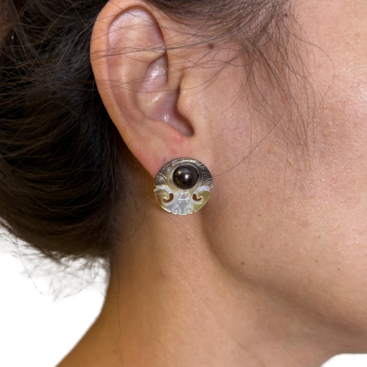 Boucles d’oreilles puces nacre & perle de Tahiti